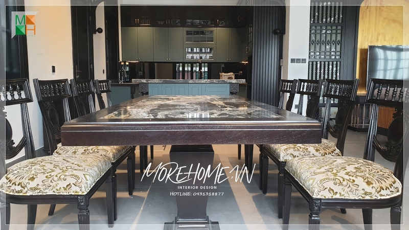 Bộ bàn ăn 8 ghế gỗ tự nhiên mang lại sự ấn tượng với phong cách indochine và nét đặc trưng riêng cho không gian.