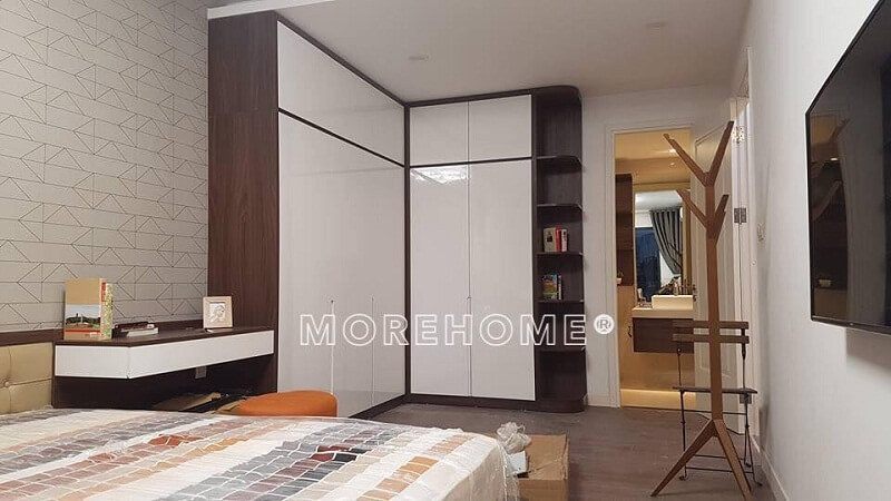 Thiết kế đơn giản của tủ quần áo hiện đại này nhằm tối ưu hóa không gian, mang lại sự rộng rãi và thoáng cho không gian nội thất của nó.